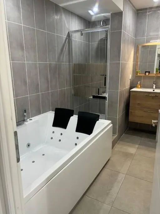 Mozart Cosy Love Room Chasse-sur-Rhône 0*,  France